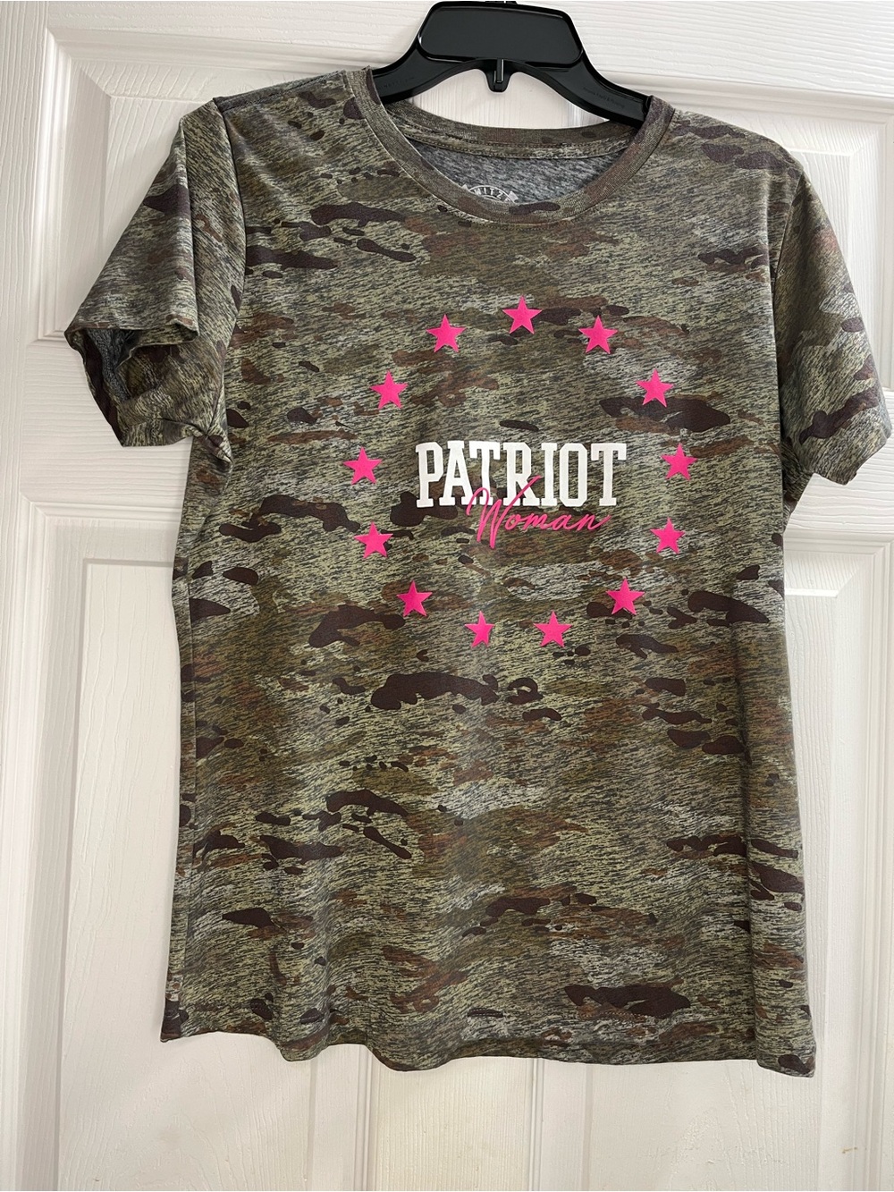 Women’s Howitzer Patriot Woman Camo Tee in Olive with Pink Stars like new Sz. Lg